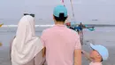 Tak sendiri, Larissa pun bersama suami dan anaknya yang kompak mengenakan polo shirt pink topi cap baby blue.  [@larissachou]