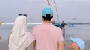 Tak sendiri, Larissa pun bersama suami dan anaknya yang kompak mengenakan polo shirt pink topi cap baby blue.  [@larissachou]