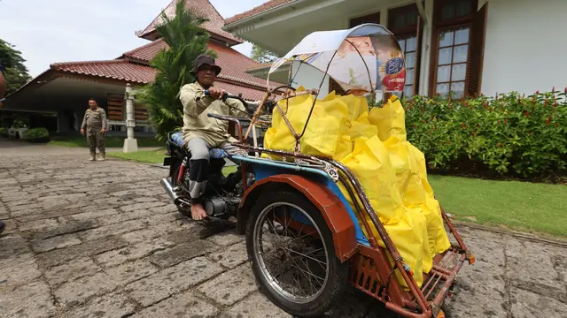 Paket sembako penganti karangan bunga terus berdatangan di Pendopo Sabha Swagata Blaambangan Banyuwangi (Istimewa)