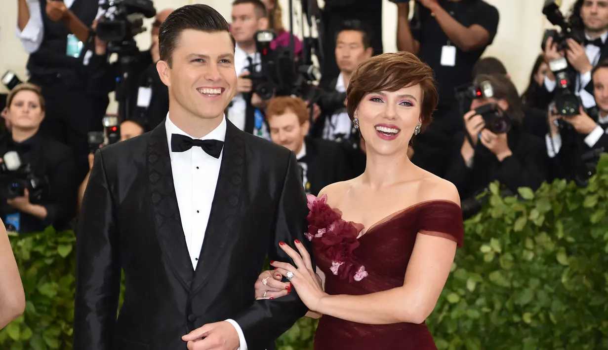 Aktris Scarlett Johansson menggandeng kekasihnya Colin Jost saat tiba di Met Gala 2018 di Metropolitan Museum of Art di New York (7/5). (AFP/Hector Retamal)