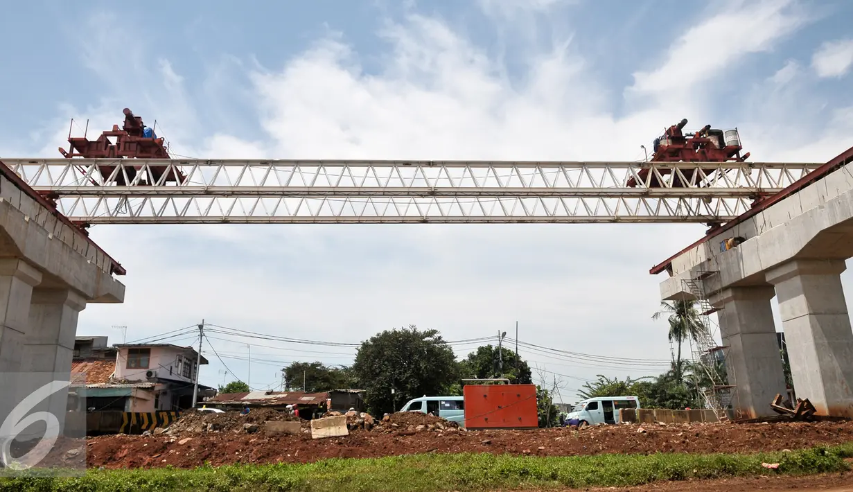 Suasana di sekitar pembangunan Tol Bekasi-Cawang-Kampung Melayu (Becakayu), Jakarta, Kamis (27/10).Sebelumnya selama belasan tahun pembangunan tol Becakayu mangkrak. (Liputan6.com/Yoppy Renato)