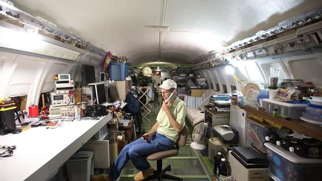 Anti Mainstream, Kakek Ini Ubah Pesawat Menjadi Rumah Layak Huni