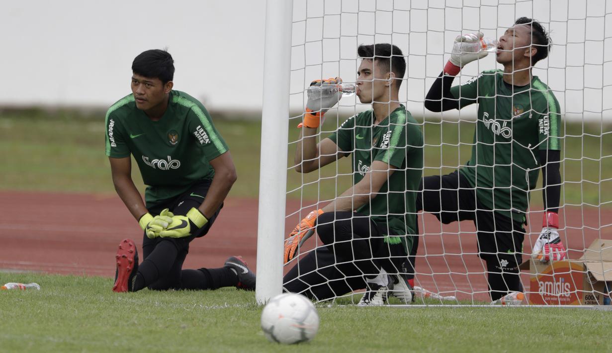 Para kiper Timnas Indonesia U-22 melepas dahaga saat latihan di Stadion Madya, Jakarta, Jumat (18/1). Latihan ini merupakan persiapan jelang Piala AFF U-22. (Bola.com/Yoppy Renato)