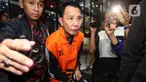 Bupati Rejang Lebong, Muhammad Fikri Thobari, saat digiring petugas naik mobil tahanan usai menjalani pemeriksaan di Gedung Merah Putih Komisi Pemberantasan Korupsi (KPK), Jumat (11/3/2026) dini hari WIB. (Liputan6.com/Helmi Fithriansyah)
