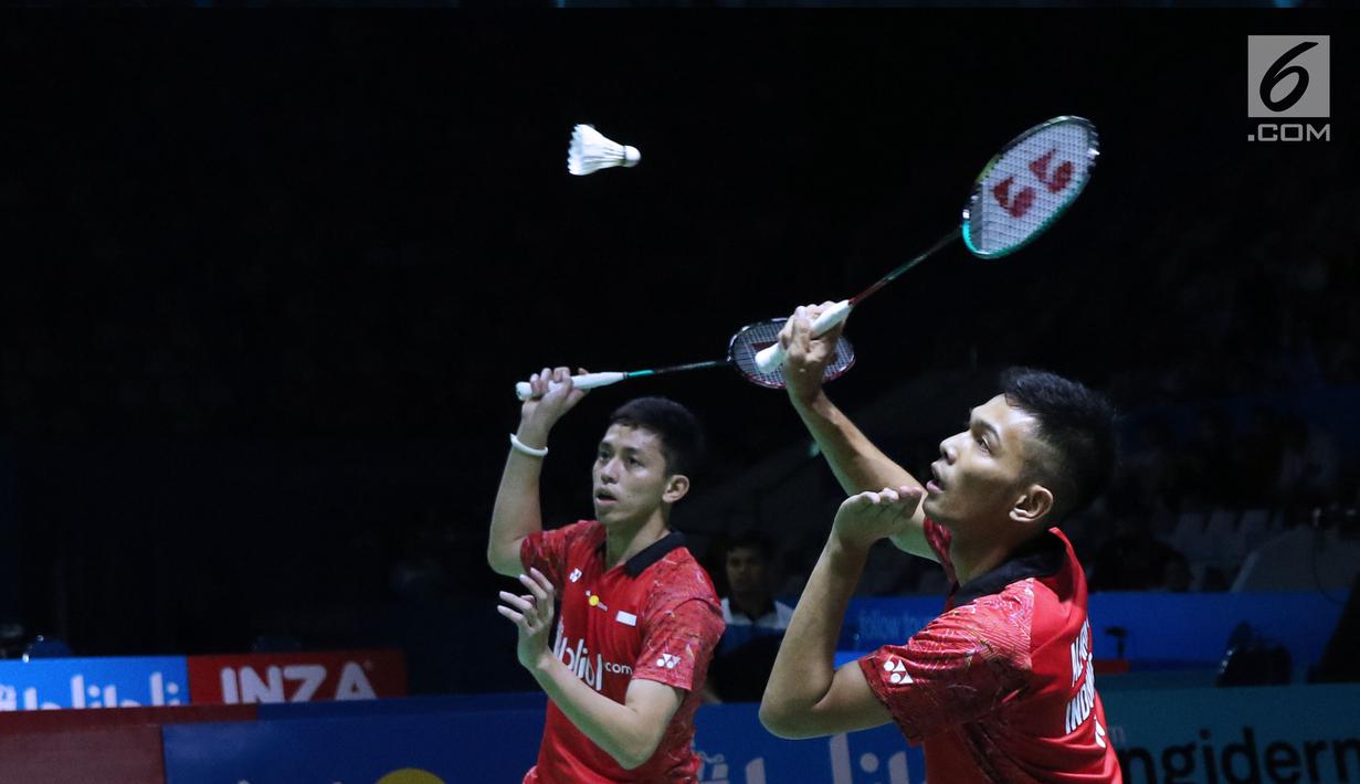 Ganda putra Indonesia, Fajar Alfian/M Rian Ardianto saat melawan Liu Cheng/Zhang Nan (China) pada 8 besar Indonesia Open 2018, Istora GBK, Jakarta, Jumat (5/7). Fajar/Rian unggul 21-18, 18-21, 25-23. (Liputan6.com/Helmi Fithriansyah)
