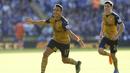 Penyerang Arsenal, Alexis Sanchez merayakan hat trick usai mencetak gol ketiganya ke gawang Leicester pada laga Liga Inggris di Stadion King Power, Inggris, Sabtu (26/9/2015). Arsenal menang 5-2. (Action Images via Reuters/Craig Brough)