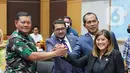 Kepala Staf Angkatan Laut (KSAL) Laksamana Yudo Margono melakukan salam komando dengan anggota Komisi I seusai disetujui menjadi Panglima TNI dalam uji kelayakan dan kepatutan (fit and proper test) di Kompleks Parlemen, Senayan, Jakarta, Jumat (2/12/2022). Komisi I DPR menyetujui Laksamana Yudo Margono menjadi Panglima TNI menggantikan Jenderal Andika Perkasa. (Liputan6.com/Angga Yuniar)
