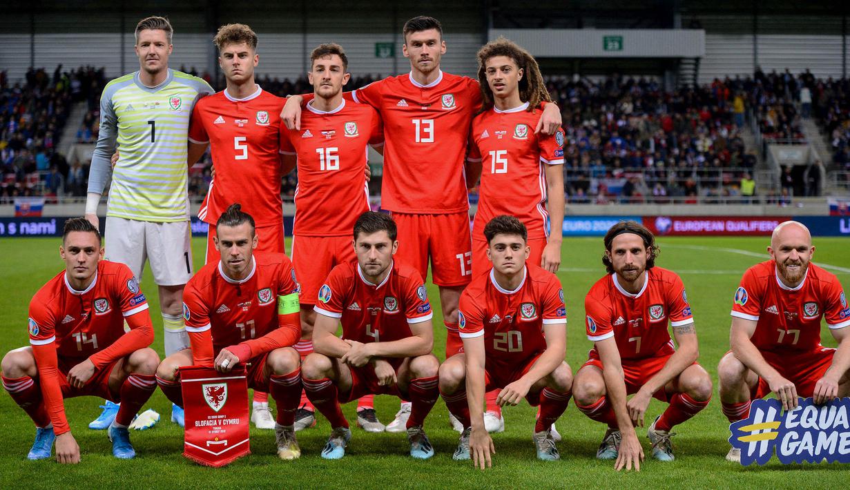 Kali ini Timnas Wales menunjukkan pose asimetris antara barisan depan dan barisan belakangnya ketika Kualifikasi Euro 2020 melawan Timnas Slovakia. Barisan belakangnya terkesan terlalu ke kiri dan membuat ruang kosong yang cukup lebar pada bagian kanannya. (Foto: AFP/Vladimir Simicek)