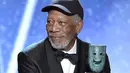 Ekspresi Morgan Freeman saat menerima piala Life Achievement dalam Screen Actors Guild Awards di Shrine Auditorium & Expo Hall, Los Angeles (21/1). (Photo by Vince Bucci/Invision/AP)