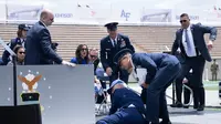 Biden menyapa para lulusan di Colorado Springs, Colorado, dengan memberi hormat dan jabat tangan kemudian berbalik untuk kembali ke tempat duduknya ketika akhirnya malah terjatuh. (Photo by Brendan Smialowski / AFP)