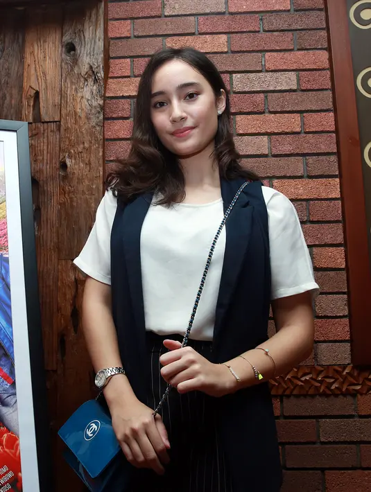 Pakaian yang sangat ‘girly’ dimana Tatjana dituntut untuk memakai rok pendek tanpa memakai stocking pun harus dilaluinya di udara dingin. Ia harus tetap memasang wajah ceria meski kedinginan. (Deki Prayoga/Bintang.com)