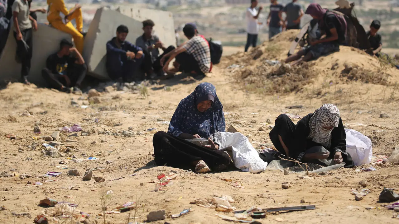 Warga Gaza Punguti Sisa Pecahan Bantuan Pangan yang Dikirim via Udara