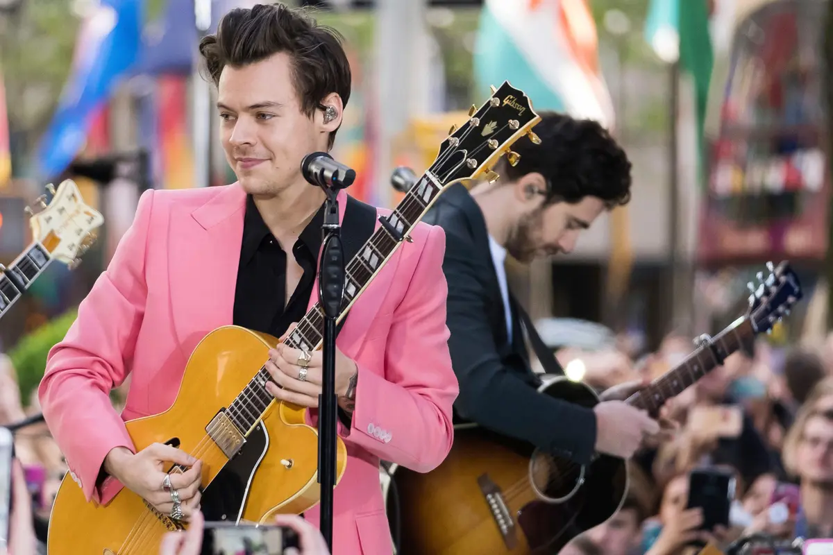 Kenakan Warna Pink, Harry Styles Hibur Ribuan Penggemar