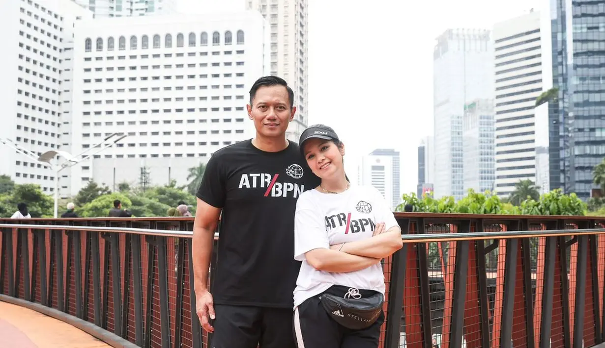 Annisa Pohan kenakan t-shirt yang sama dalam versi putih. Dipadukan dengan dual tone training pants [@agusyudhoyono]