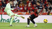 Pemain depan Barcelona asal Spanyol Ferran Torres (kiri) menendang bola di samping bek Real Mallorca asal Spanyol Pablo Maffeo selama pertandingan sepak bola liga Spanyol antara RCD Mallorca dan FC Barcelona di stadion Mallorca Son Moix di Palma de Mallorca pada 3 Desember 2024.JAIME REINA / AFP