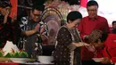 Ketua Umum PDIP Megawati Soekarnoputri menerima cium tangan dari dalang sekaligus membuka pagelaran wayang kulit seusai memberikan potongan tumpeng dalam rangkaian HUT PDIP ke-45 di Tugu Proklamasi, Jakarta, Sabtu Malam (27/1). (Liputan6.com/Johan Tallo)