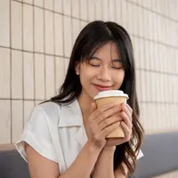 ilustrasi perempuan minum kopi/BongkarnGraphic/Shutterstock