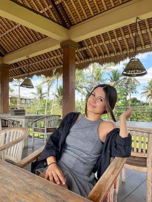 Memiliki wajah yang sangat bule rupanya Ria Andrews berasal dari London, Inggris. (FOTO: instagram.com/ria.travelwithmeri/)