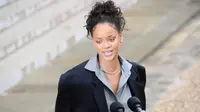 Belum lama ini Rihanna menanggapi komentar fansnya yang tidak mengenakan terkait dengan bentuk tubuhnya. Ia membalas perkataan orang-orang yang mengatakan berta tubuhnya bertambah. (AFP/Christophe Archambault)