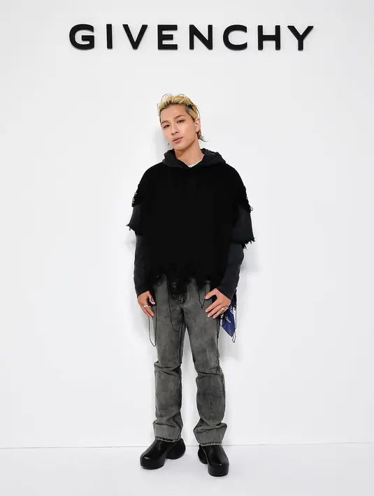 Taeyang Big Bang tampil serba hitam dengan dekonstruksi hoodie, slim fit jeans, dan chunky shoes di Givenchy Men’s FW23 show. @givenchy.