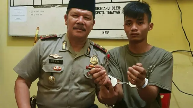 Pelaku penganiaya bocah berusia 11 tahun di Mapolsek Tenayanraya.
