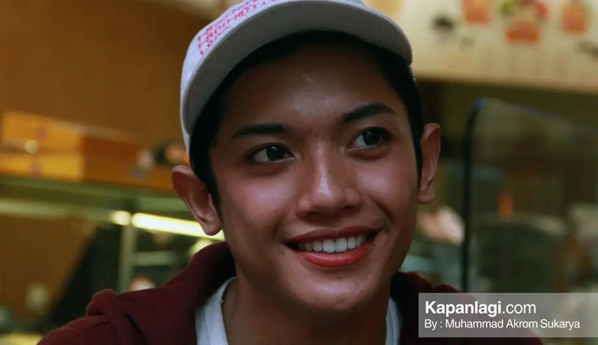 Millendaru yang dulu masih memilki wajah yang cukup ganteng dengan senyumnya yang simpel.  (Sumber: Kapanlagi/Muhammad Akrom Sukarya)