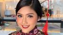 Makeup yang digunakan wanita asal Yogyakarta ini pun tampak flawless serta tatanan rambut yang sederhana. Tak sedikit pula netizen yang memuji penampilan Erina dalam akun Instagram pribadinya. (Liputan6.com/IG/@erinagudono)