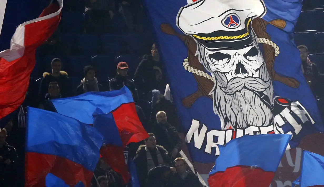 Suporter PSG membentangkan spanduk dan banner untuk mendukung timnya melawan Caen  pada lanjutan Ligue 1 Prancis di Parc des Princes stadium, Paris, (20/12/2017). PSG menang 3-1.  (AP/Francois Mori)