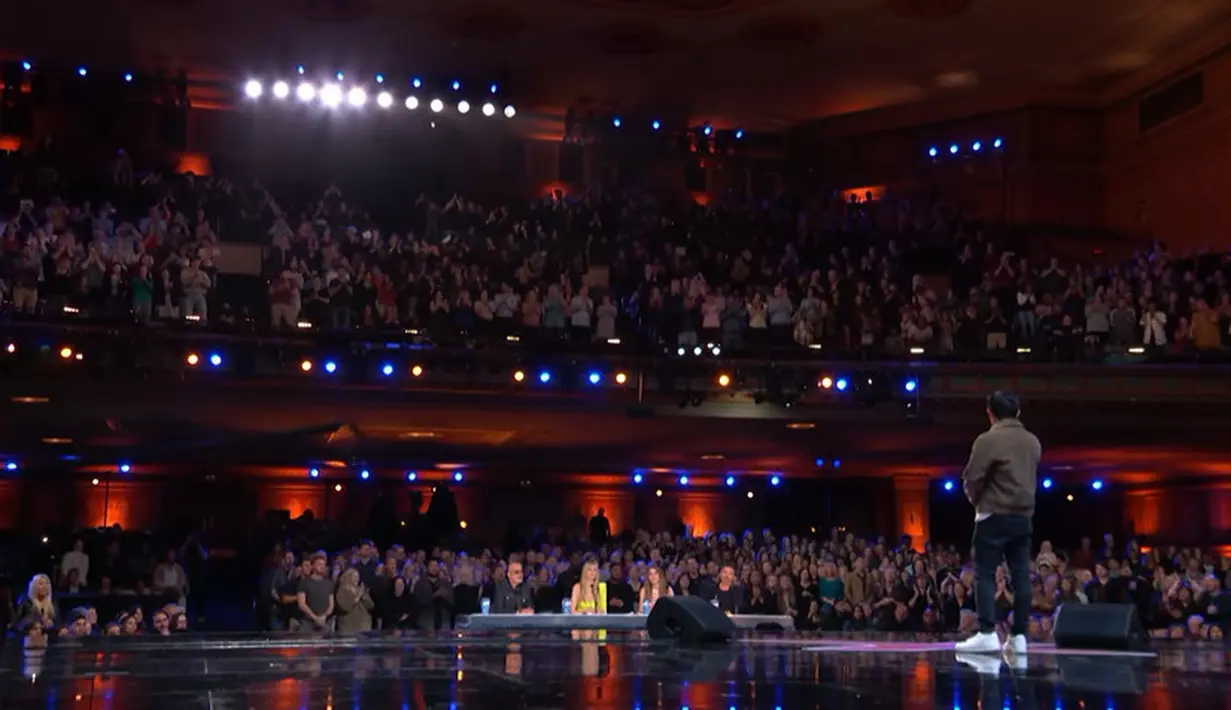 Lagu dibawakan dengan apik dengan penuh penghayatan membuat para penonton berdiri. Sorak sorai, tepuk tangan para penonton membuat heboh studio. [Youtube/America's Got Talent]
