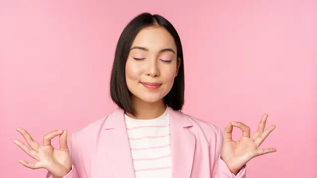 Seorang perempuan berambut pendek mengenakan baju pink tampak sedang memeragakan pose meditasi (Foto Dok: Freepik/benzoix)