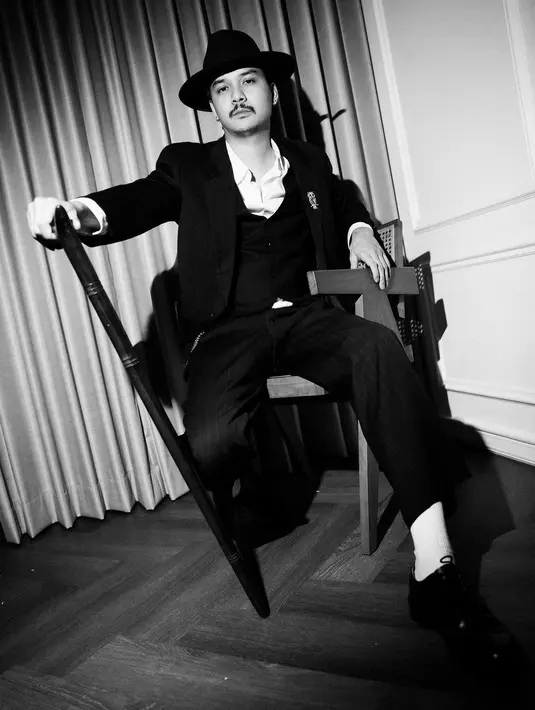 Baskara juga kenakan tuksedo disertai kemeja dengan kancing yang dibuka. [Foto: Instagram/ Sherina]