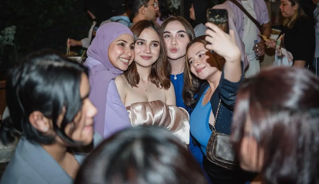 Di acara ultahnya ini Syifa Hadju terlihat menawan dibalut sabrina dress berwarna dusty pink. [Foto: IG/hargabro].