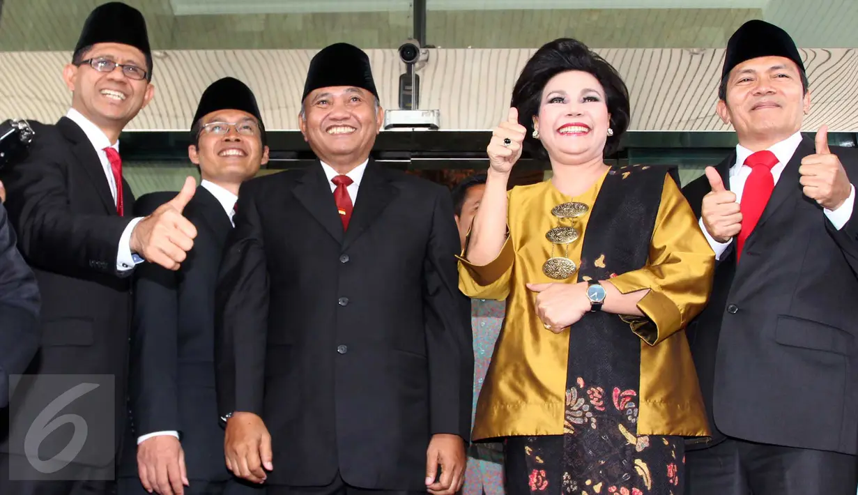 Ketua KPK terpilih Agus Rahardjo (tengah), Wakil Ketua Laode Muhammad (kiri), Alexander Marwata (kedua kiri), Basaria Panjaitan (kedua kanan) dan Saut Situmorang sebelum pelantikan, di Gedung KPK, Jakarta, Senin (21/12) (Liputan6.com/Helmi Afandi)