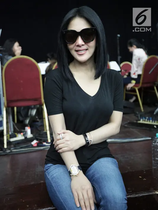 Penyanyi Syahrini berpose saat berlatih vokal dan koreografi di gedung Nyi Ageng Serang, Kuningan, Jakarta, Kamis (18/9). Latihan itu digelar sebagai persiapan konser bertajuk Journey of Syahrini: 10 Tahun Jambul Khatulistiwa. (Liputan6.com/Faizal Fanani)