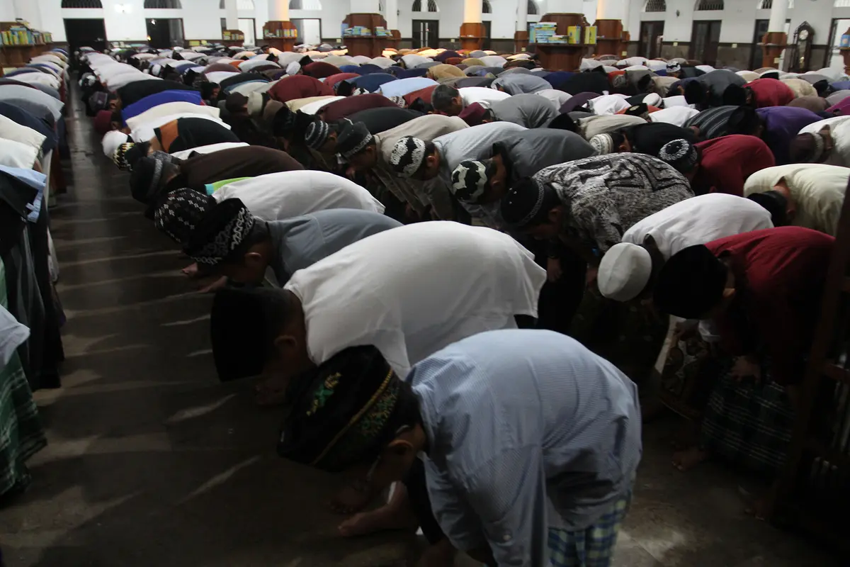 Ribuan Santri di Surakarta Salat Gerhana Bulan