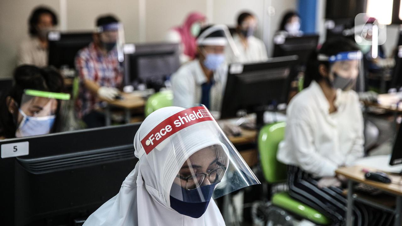 FOTO: Cegah COVID-19, Peserta SBMPTN Pakai Masker hingga Sarung Tangan