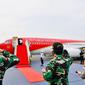 Presiden Jokowi melakukan kunjungan kerja ke jawa Timur dengan Pesawat Kepresidenan yang telah berganti warna menjadi merah putih. (Setpres)