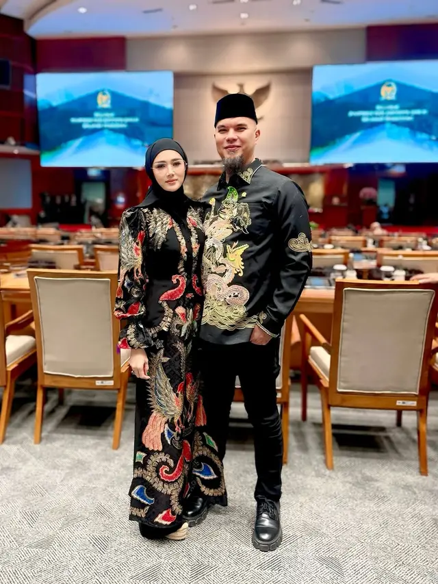 Mulan Jameela Pilih Batik Klasik Motif Burung Phoenix saat Hari Batik Nasional