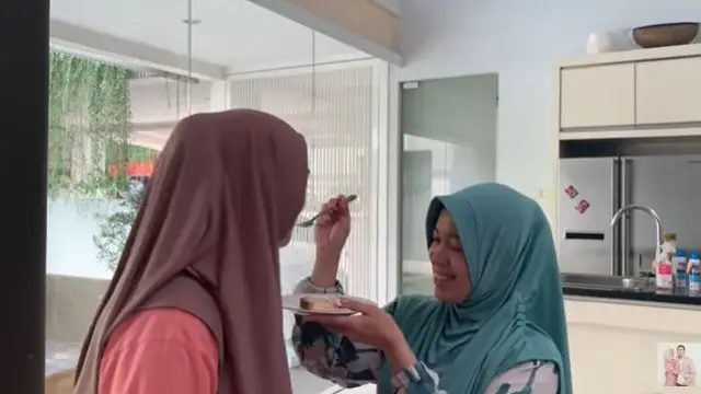 6 Momen Citra Kirana Beri Kejutan Babysitter, Beri Hadiah Umrah