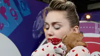Miley membahas soal Liam yang ternyata menjadi sosok inspirasinya saat menuliskan lagu berjudul Malibu, salah satu lagu di album terbarunya. Ia menceritakan tak punya rasa cemburu pada Liam yang sedang syuting. (AFP/Gabe Ginsberg)