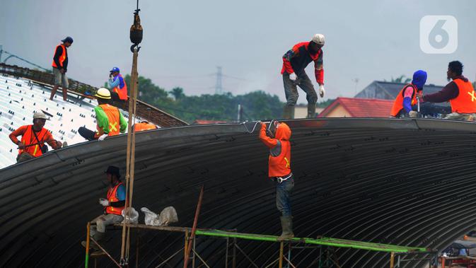 Pekerja memasang baja konstruksi saat pembangunan Flyover Gaplek di Jalan Martadinata,  Pamulang, Tangerang Selatan, Minggu (1/3/2020). Pembangunan Flyover Gaplek ditargetkan selesai pada tahun ini. (merdeka.com/Arie Basuki)