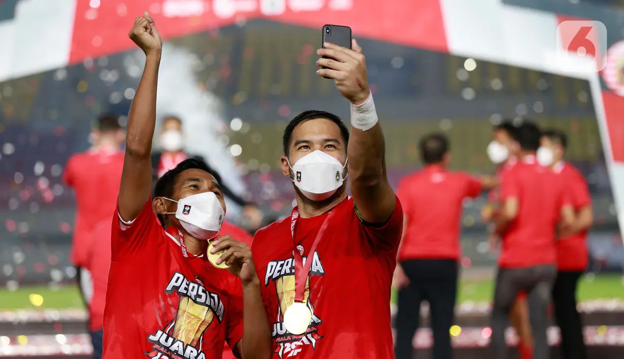 Kapten Persija Jakarta, Andritany Ardhiyasa, bersama Ramdani Lestaluhu, melakukan selebrasi usai menjuarai Piala Menpora 2021 di Stadion Manahan, Solo, Minggu (25/4/2021). (Bola.com/M Iqbal Ichsan)