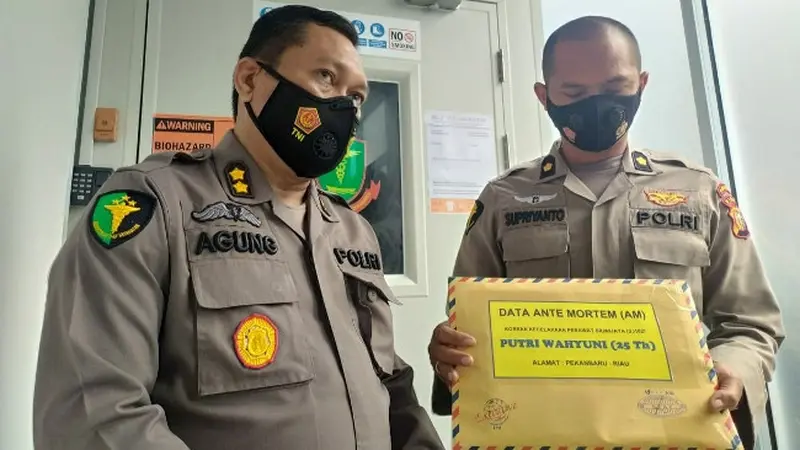 Tim medis RS Bhayangkara Polda Riau memperlihatkan berkas antemortem korban Sriwijaya Air jatuh dari Pekanbaru.