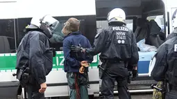 Polisi membawa aktivis lingkungan dari sebuah rumah pohon di hutan Hambacher Forst di Kerpen, Jerman Barat (13/9). Aktivis yang tinggal di rumah pohon tersebut menghadapi penggusuran paksa oleh polisi. (Henning Kaiser/dpa/AFP)