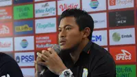 Kiper Barito Putera Joko Ribowo siap antisipasi penalti lawan Arema. (Iwan Setiawan/Bola.com)