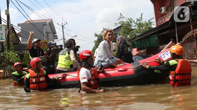Gaya Nikita Mirzani Saat Terjang Banjir di Ciledug Indah