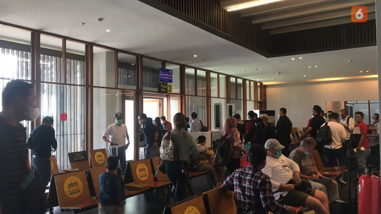 Nampak penumpang maskapai  jurusan Banyuwangi- Jakarta menunggu kedatangan pesawat di ruang keberangkatan bandara. (Hermawan Arifianto/Liputan6.com)