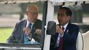 Jokowi menyopiri Gubernur Jenderal Australia menggunakan mobil golf atau buggy car. (BAY ISMOYO / AFP)
