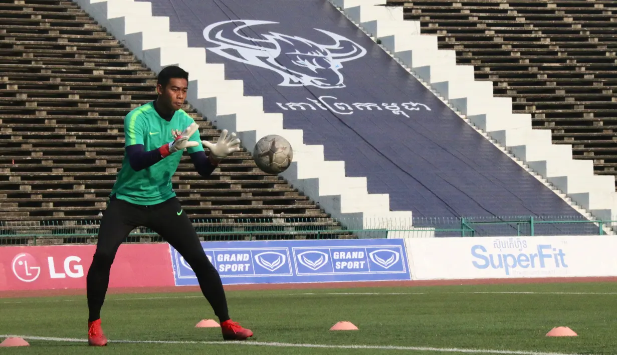 Kiper Timnas Indonesia U-22, Satria Tama, berusaha menangkap bola saat latihan di Stadion National Olympic, Phnom Penh, Sabtu (23/2). Latihan ini persiapan jelang laga semifinal Piala AFF U-22 melawan Vietnam. (Bola.com/Zulfirdaus Harahap)