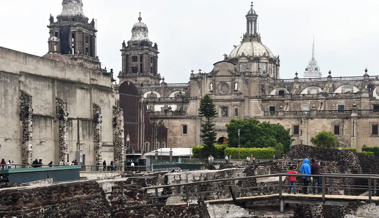 Suasana Templo Mayor di kota Meksiko, (12/8). Templo Mayor (dalam bahasa Spanyol berarti kuil besar) adalah salah satu kuil utama di Tenochtitlan, ibukota Aliansi Tiga Aztek, yang kini terletak di Ciudad de Mexico. (AFP Photo/Rodrigo Arangua)